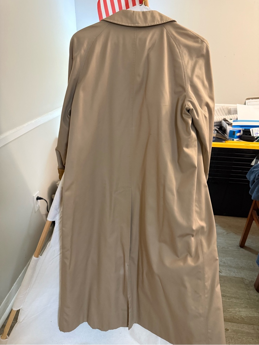Burberry Beige Women's Trench Coat with Gold Lining Detail - Picture 5 of 11
